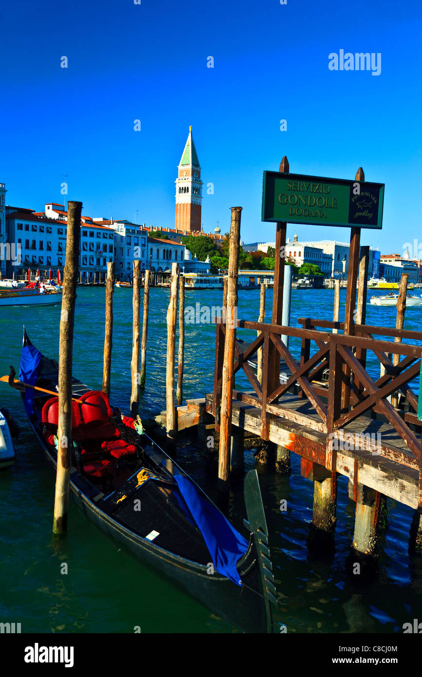 Venice italy gondola mooring canal hi-res stock photography and images ...