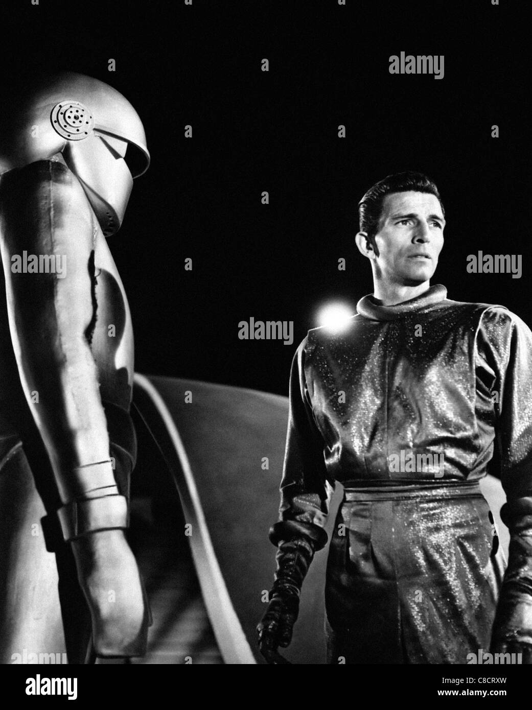 ROBOT & MICHAEL RENNIE THE DAY THE EARTH STOOD STILL (1951) Stock Photo