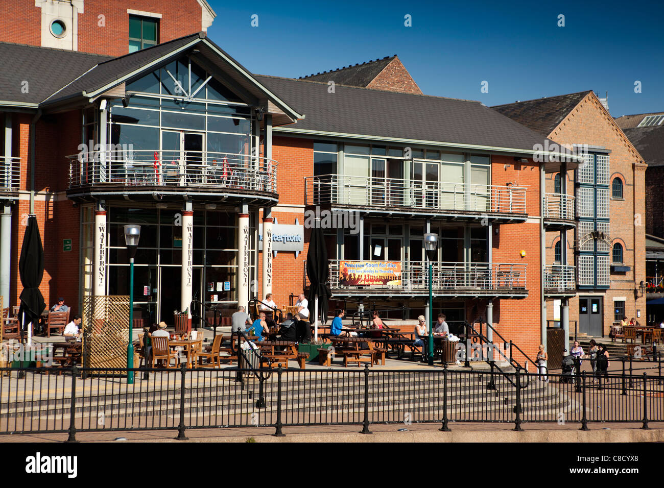 UK, Nottinghamshire, Nottingham, Castle Wharf, Waterfront Bar and Restaurant, in canalside buildings Stock Photo