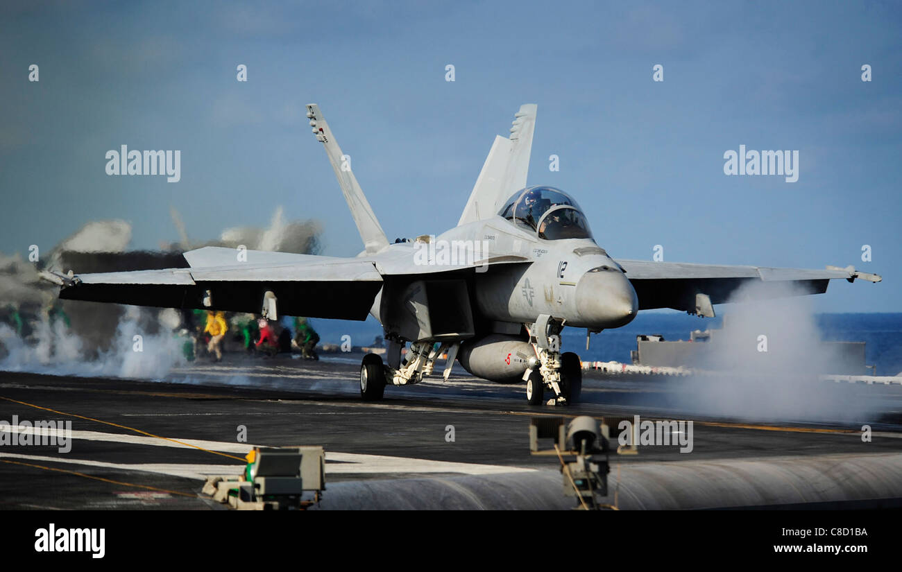 A F/A-18F Super Hornet assigned to the Black Aces of Strike Fighter Squadron (VFA) 41 launches Stock Photo
