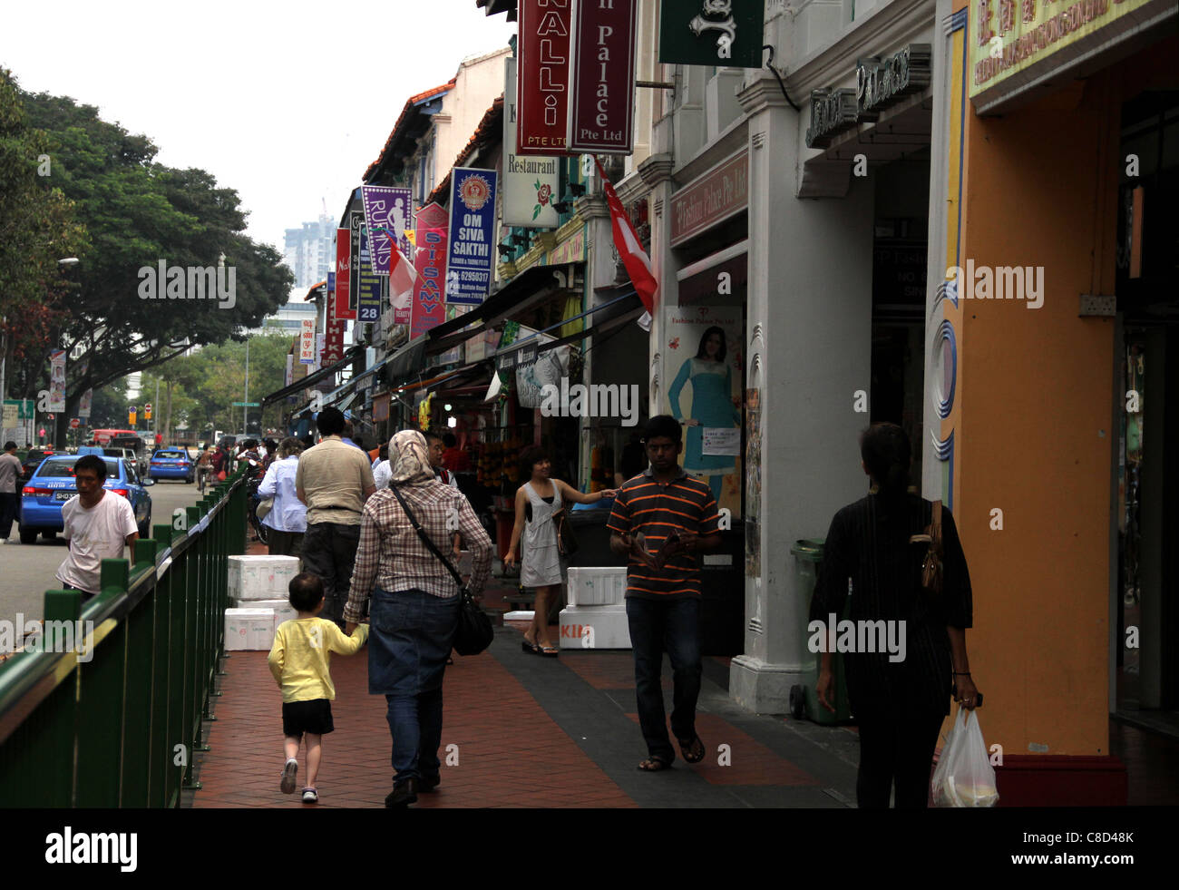 People shopping at the markets along Buffalo Road, Little India, Singapore Stock Photo