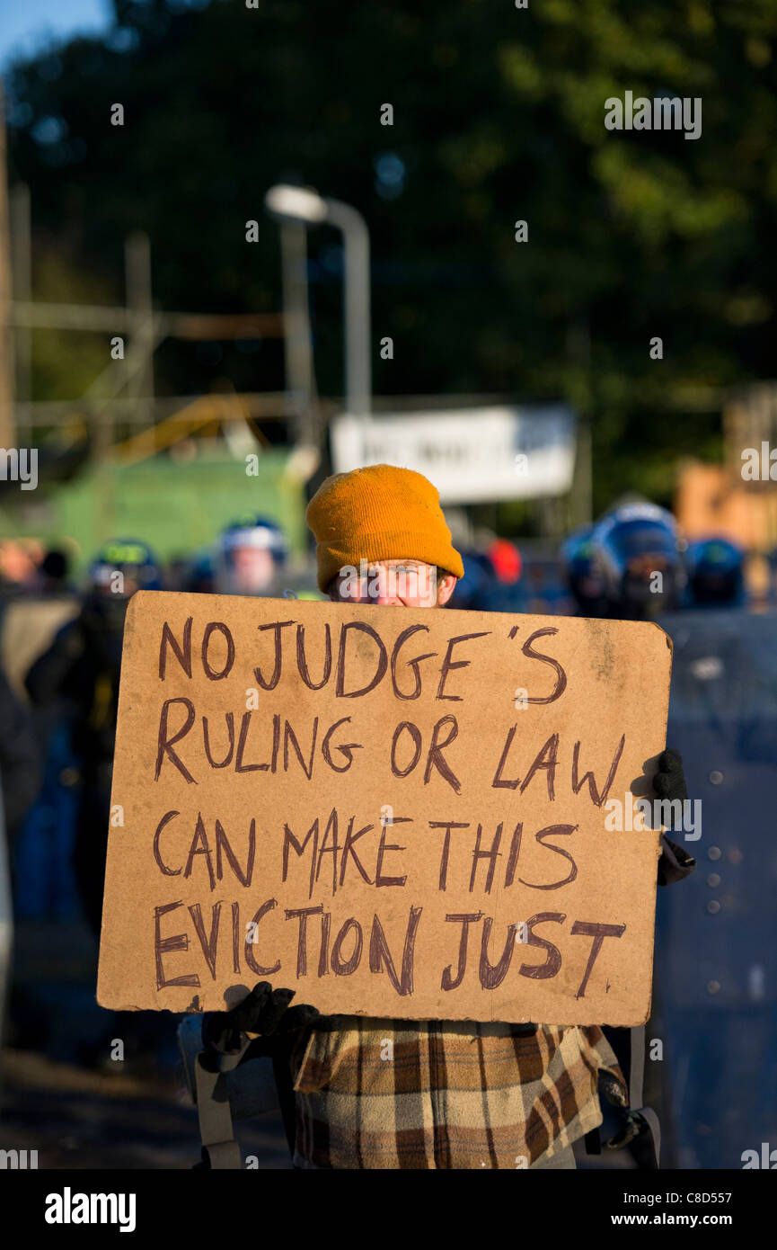 Male protester holding a handmade placard protesting about the decision to allow the eviction of Dale Farm to go ahead. Stock Photo
