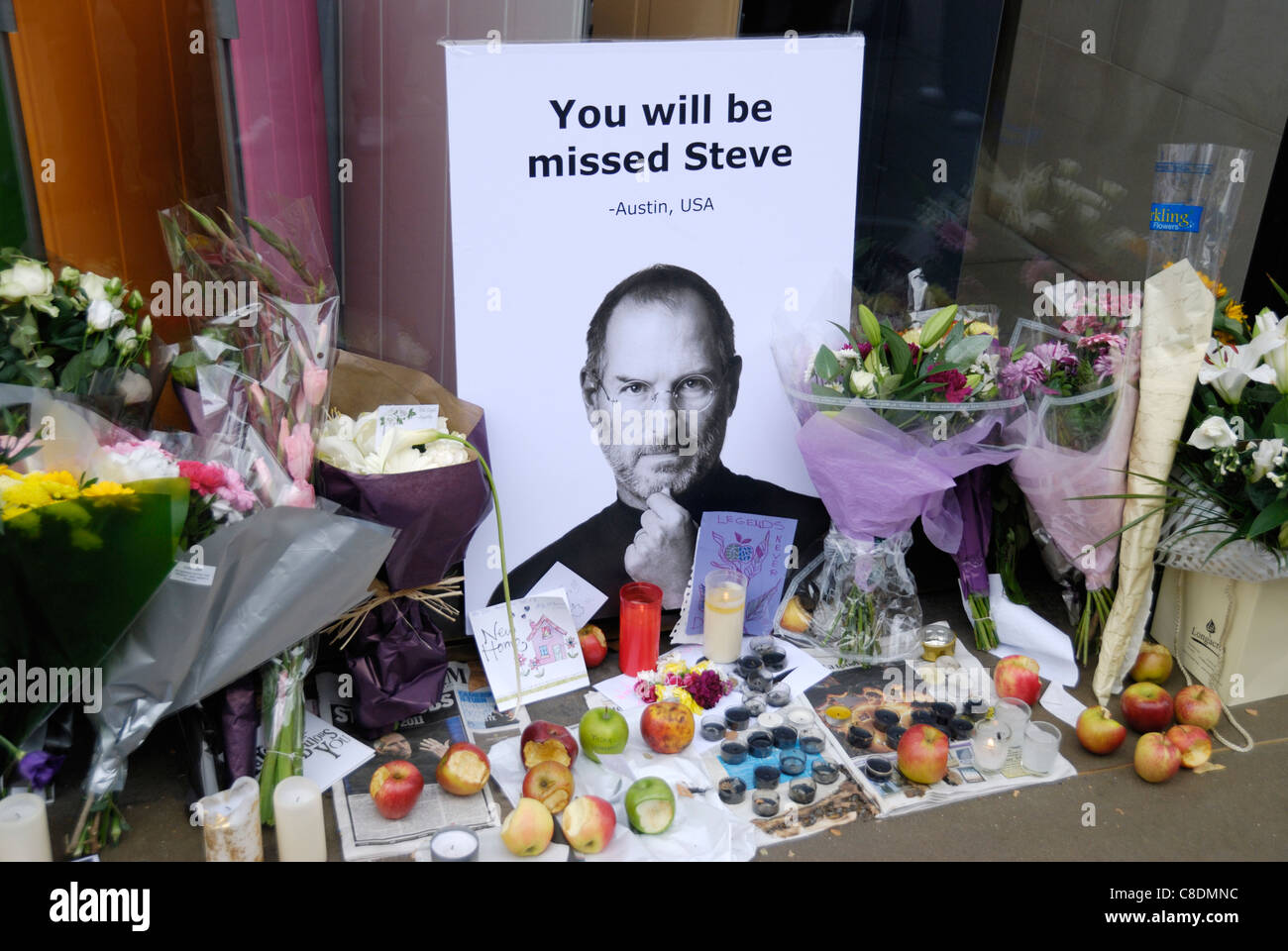 Makeshift memorial to Steve Jobs outside the Apple Store in Covent Garden, London, England Stock Photo
