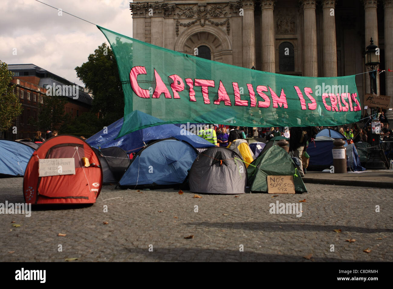 A banner and tents belonging to anti-capitalist protesters outside St Paul's Cathedral in London Stock Photo