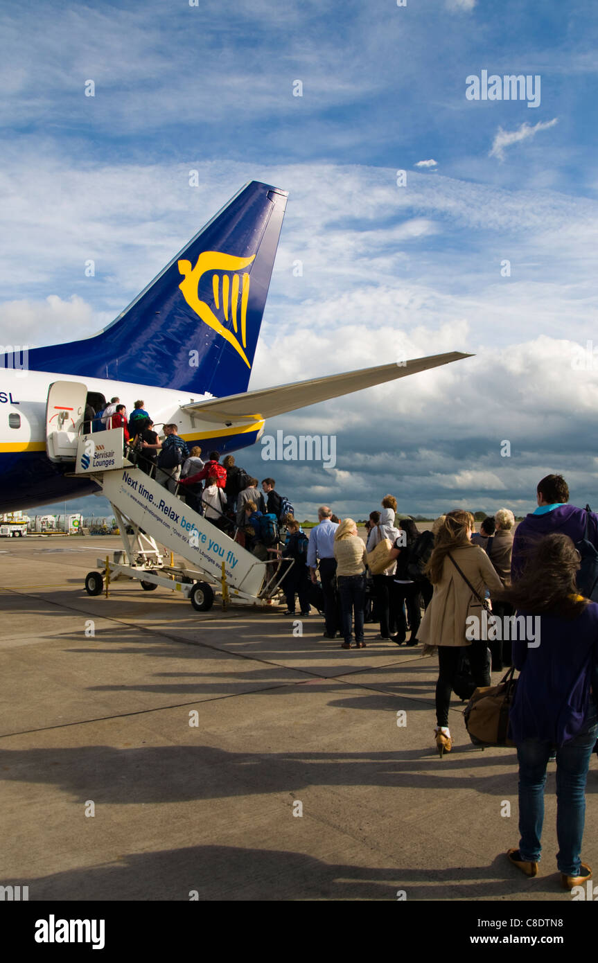 Passengers queue to board a Ryanair Boeing 737-800 plane Stock Photo
