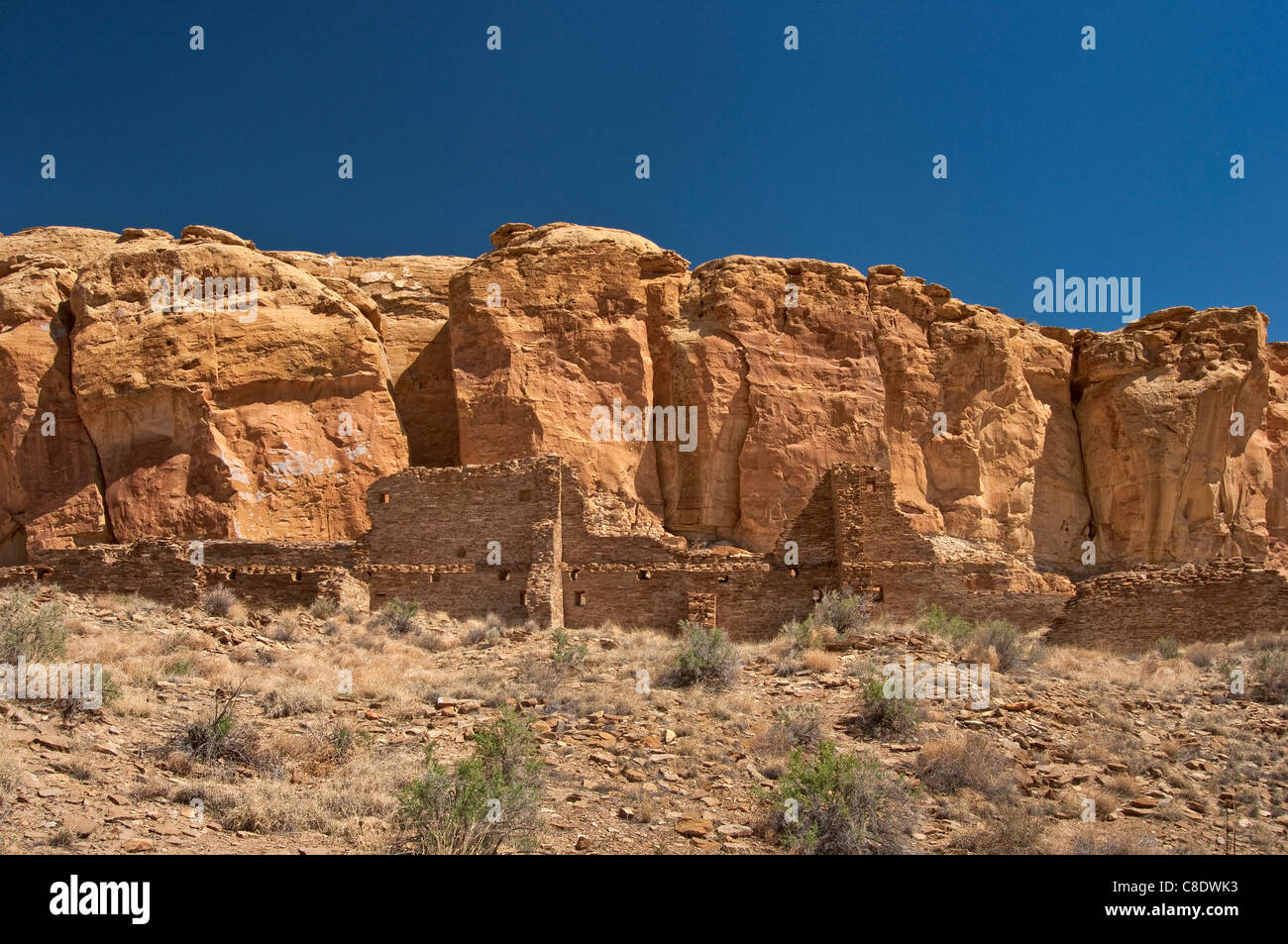 Hungo Pavi, Anasazi Indian ruins, North Mesa cliffs behind, Chaco Culture National Historical Park, New Mexico, USA Stock Photo