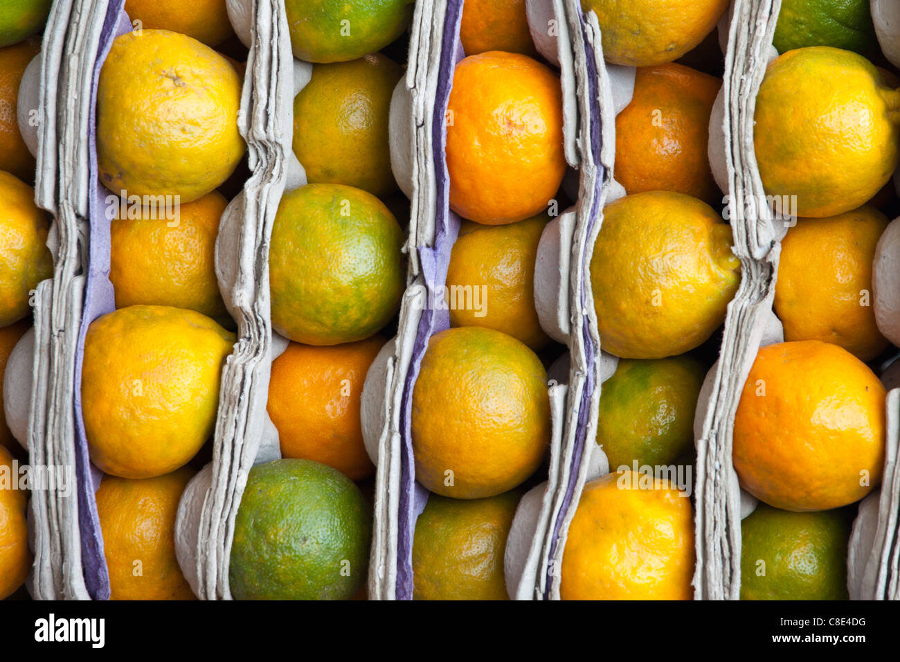 Fresh oranges on sale at market stall in Varanasi, Benares, India Stock Photo
