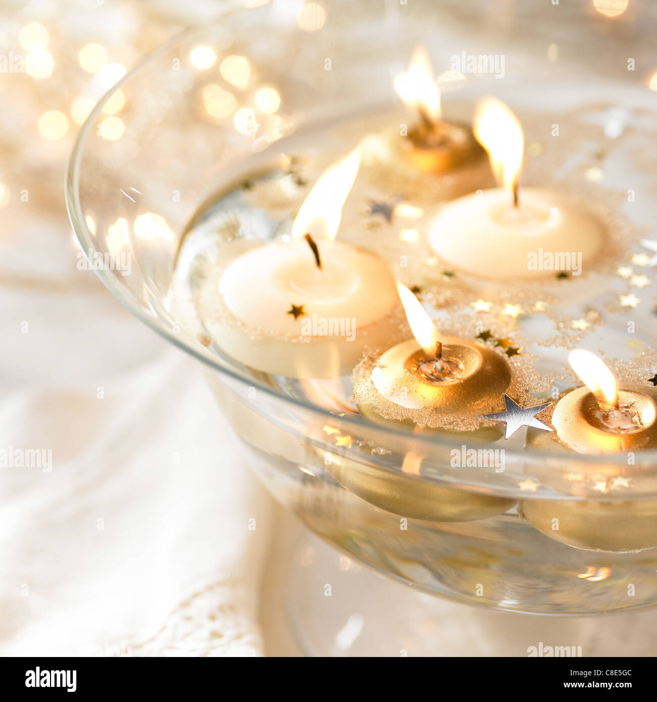 Floating candles in a glass dish of water Stock Photo Alamy