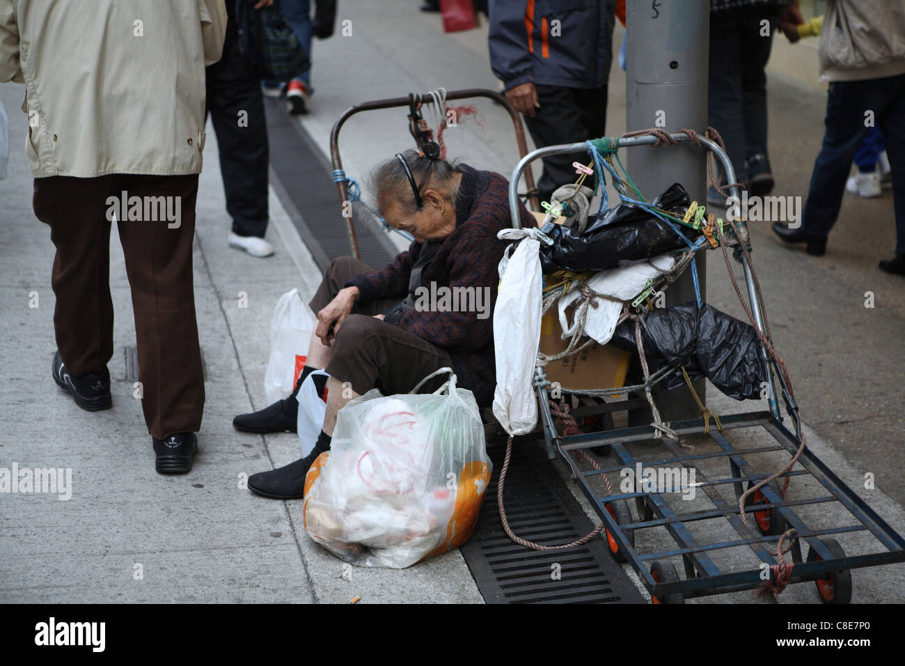 Destitute elderly woman alone on street in Kowloon, Hong Hong, China Stock Photo