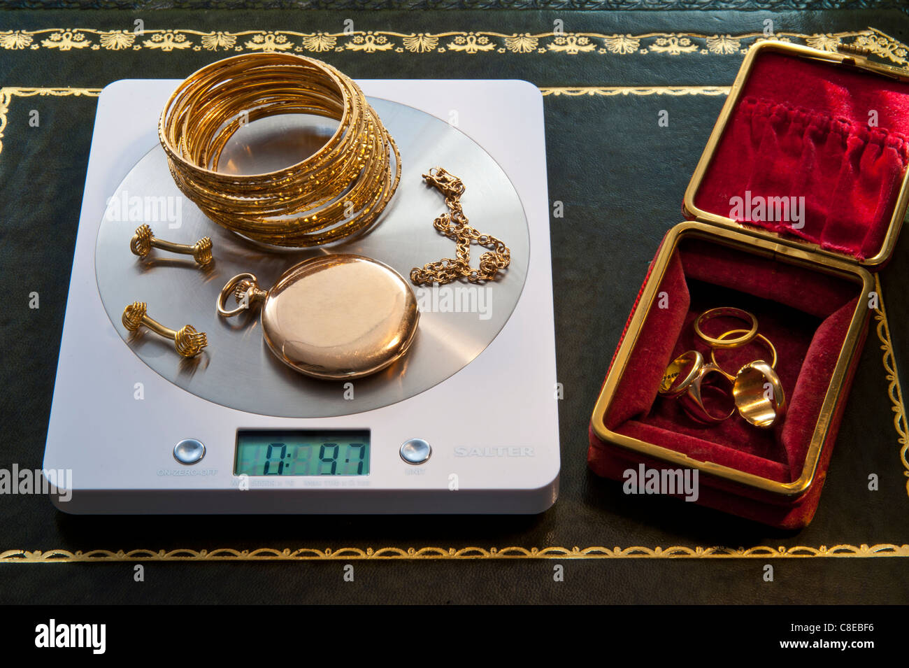 Gold jewellery hires stock photography and images Alamy