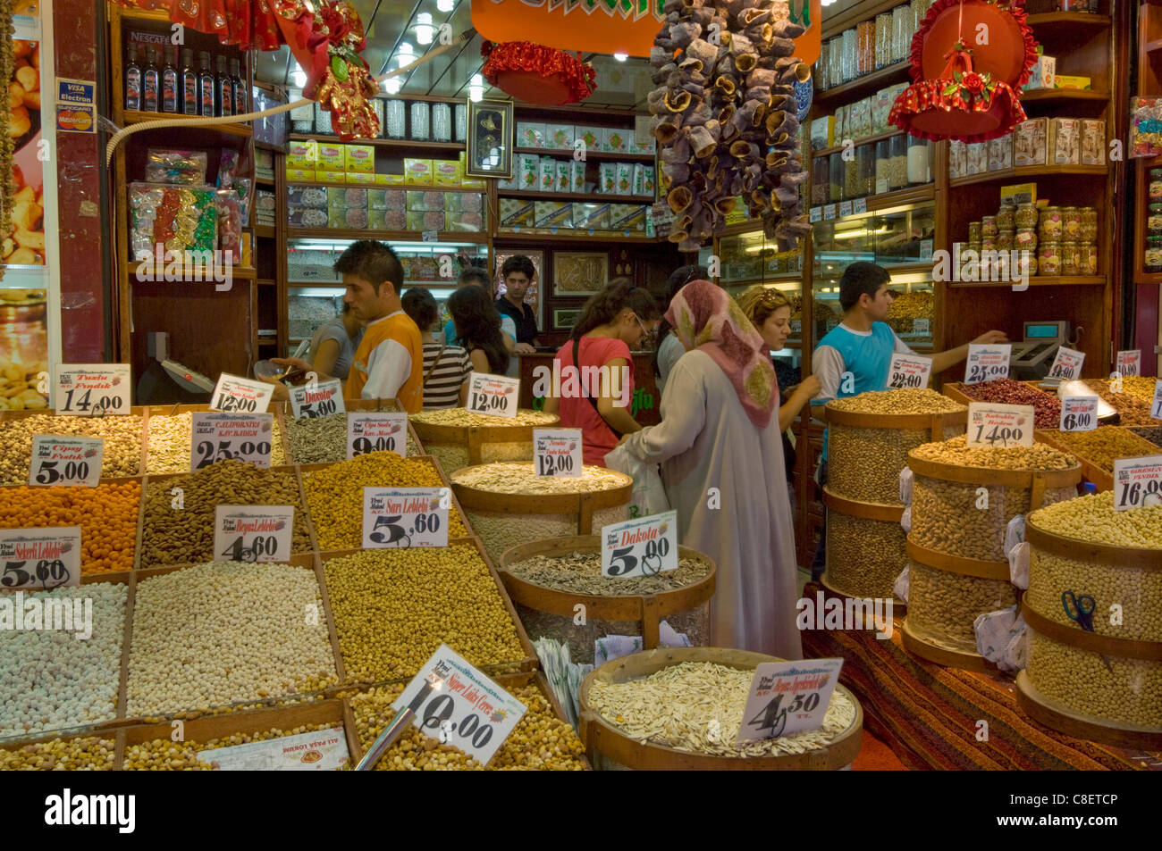People buying pulses, nuts and spices at stall in the Egyptian bazaar (Spice bazaar) (Misir Carsisi, Eminonu, Istanbul, Turkey Stock Photo