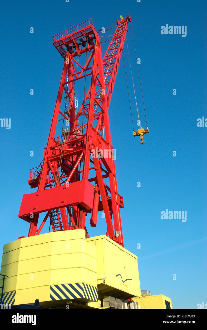 Mobile cranes dock hi-res stock photography and images - Alamy