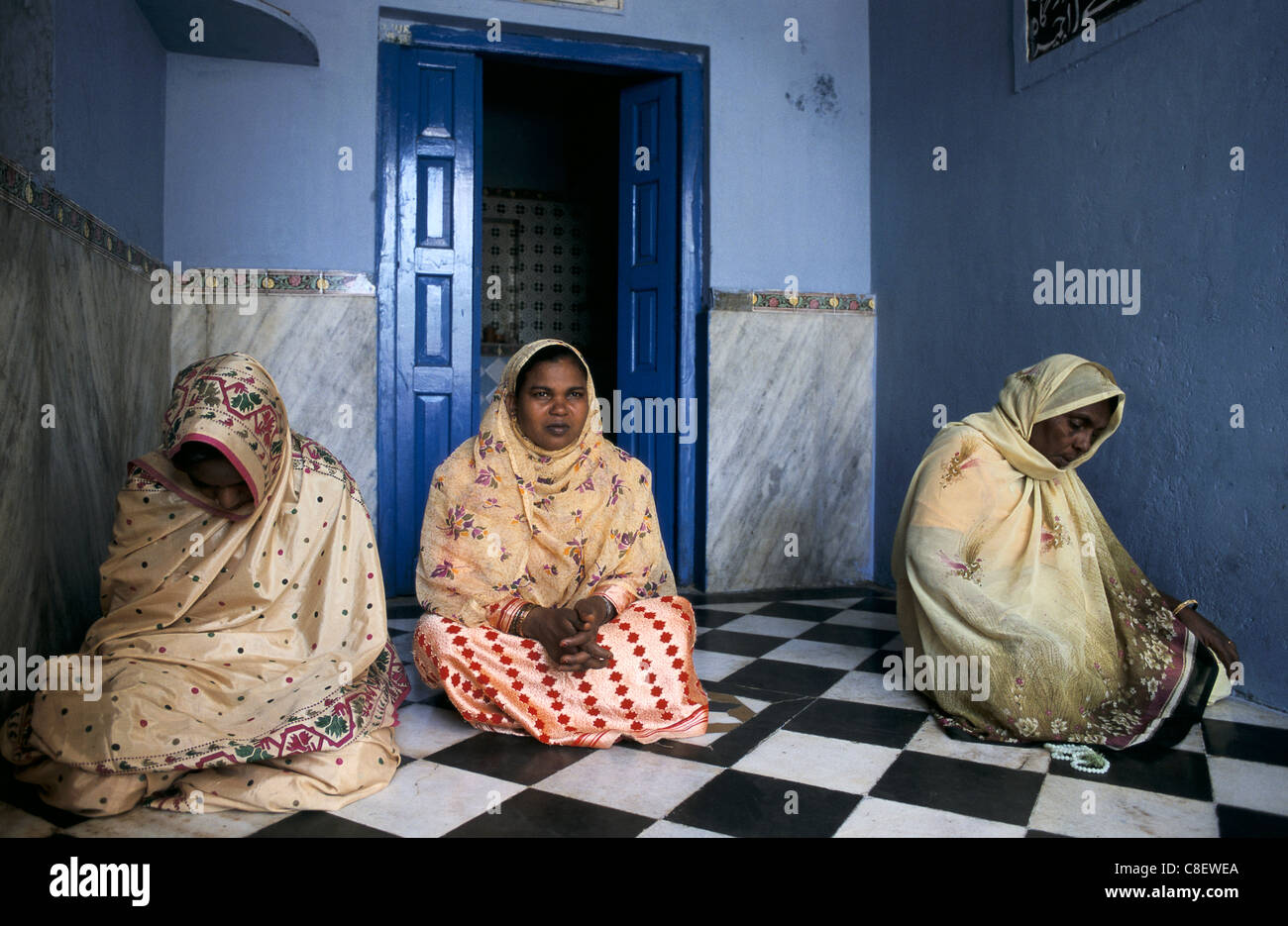 Muslim women are praying in the mausoleum of Moinuddin Chishti, a renowned sufi saint ( India) Stock Photo
