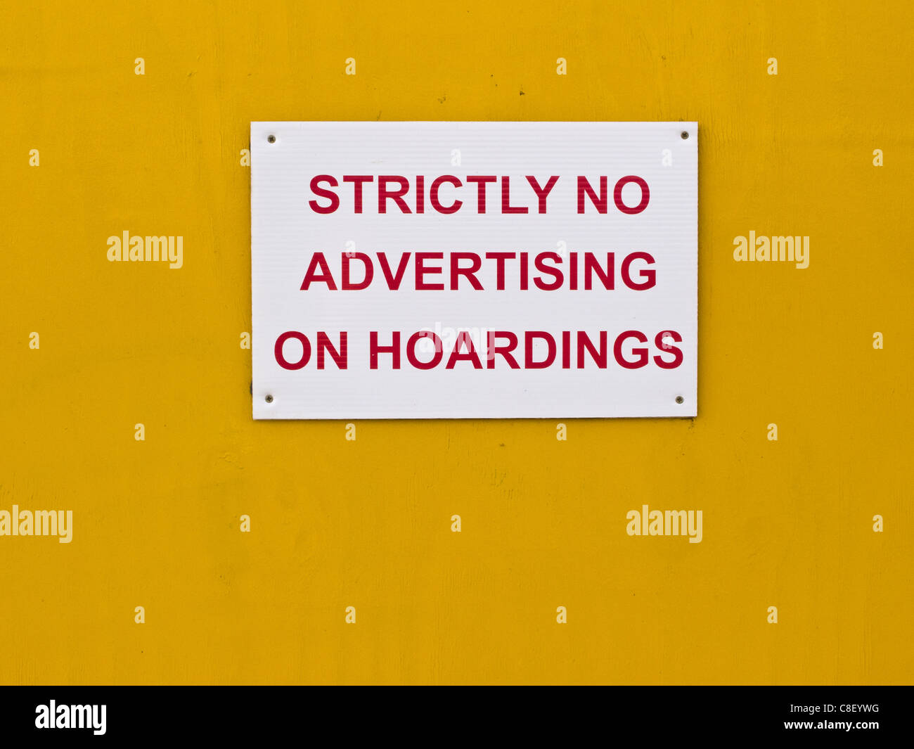Strictly no advertising on hoardings sign Stock Photo
