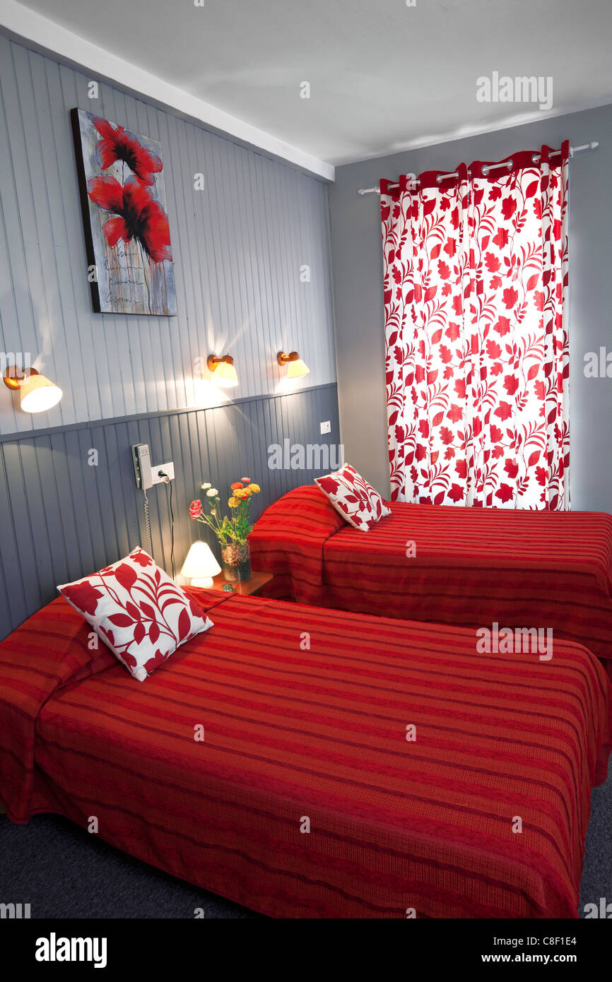 A double room in the Scandinavian style. Chambre d'hôtel double (Style Scandinave). Stock Photo