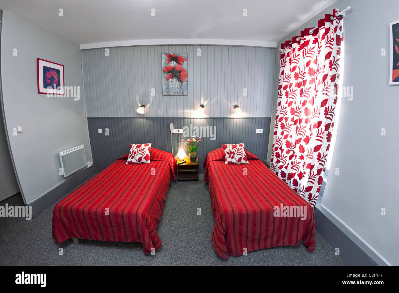 A double room in the Scandinavian style. Chambre d'hôtel double (Style scandinave). Stock Photo