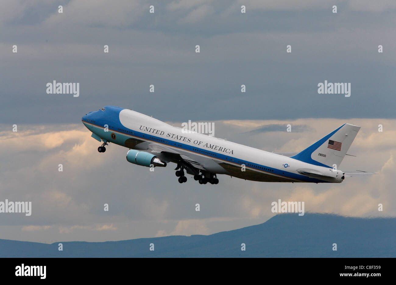 U.S. Airforce One departs from Belfast, Northern Ireland with President George Bush onboard Stock Photo