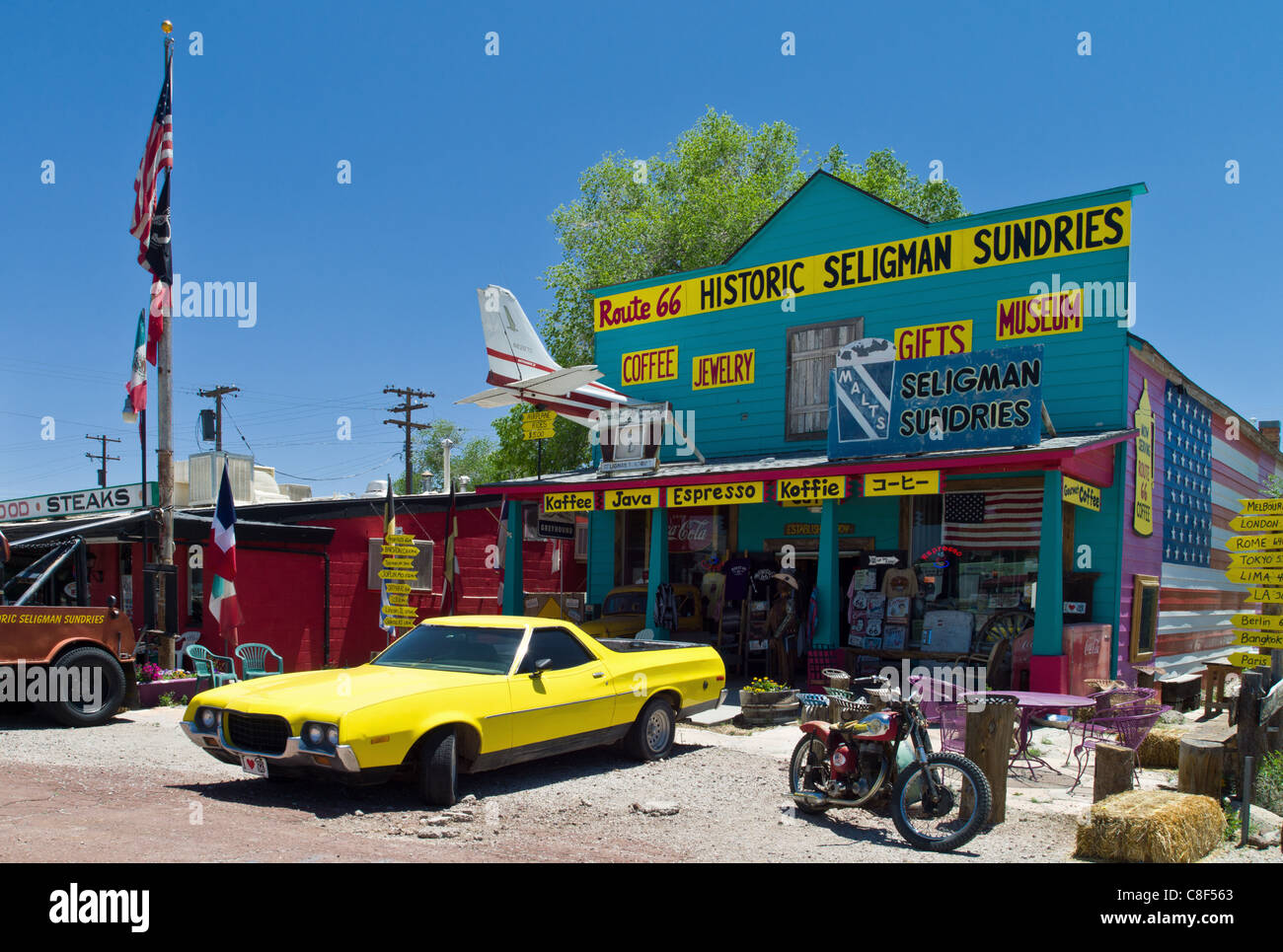U.S.A. Arizona, Seligman, cars and gift shops on the Route 66 Stock