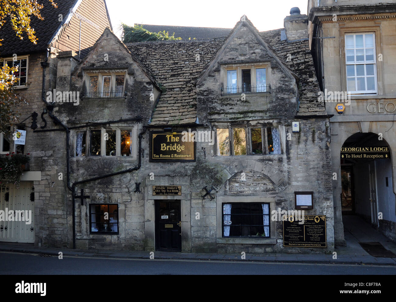 THE VICTORIAN TEA ROOMS AT BRADFOR ON AVON, WILTSHIRE VOTED THE BEST TEA ROOM IN BRITAIN WAS BUILT IN 1675 Stock Photo