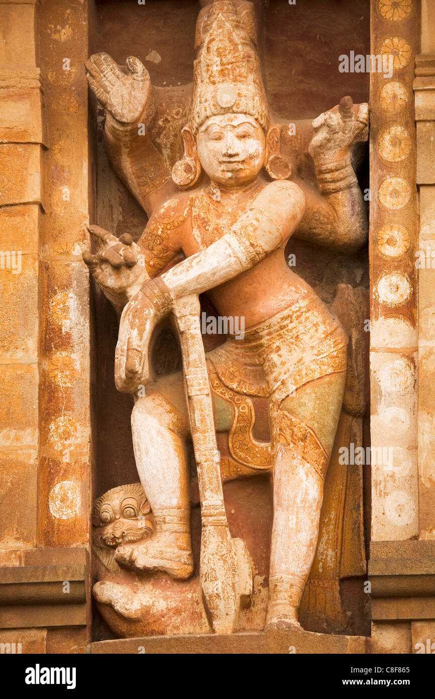 Statue of a temple guardian on the Gopuram of the Brihadeeswarar Temple (Big Temple) in Thanjavur (Tanjore, Tamil Nadu, India Stock Photo