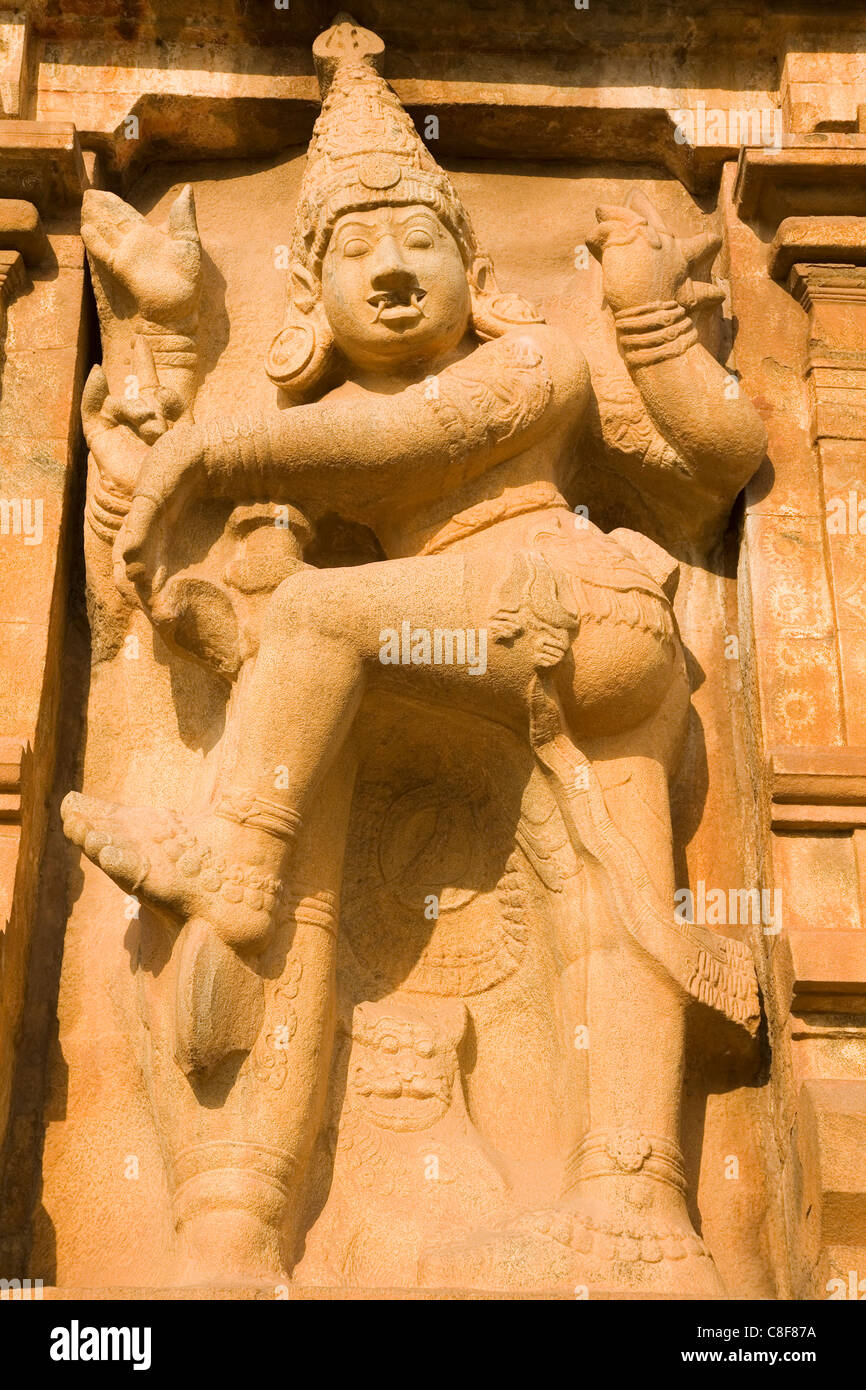 Statue of a temple guardian on the Gopuram of the Brihadeeswarar Temple (Big Temple) in Thanjavur (Tanjore, Tamil Nadu, India Stock Photo