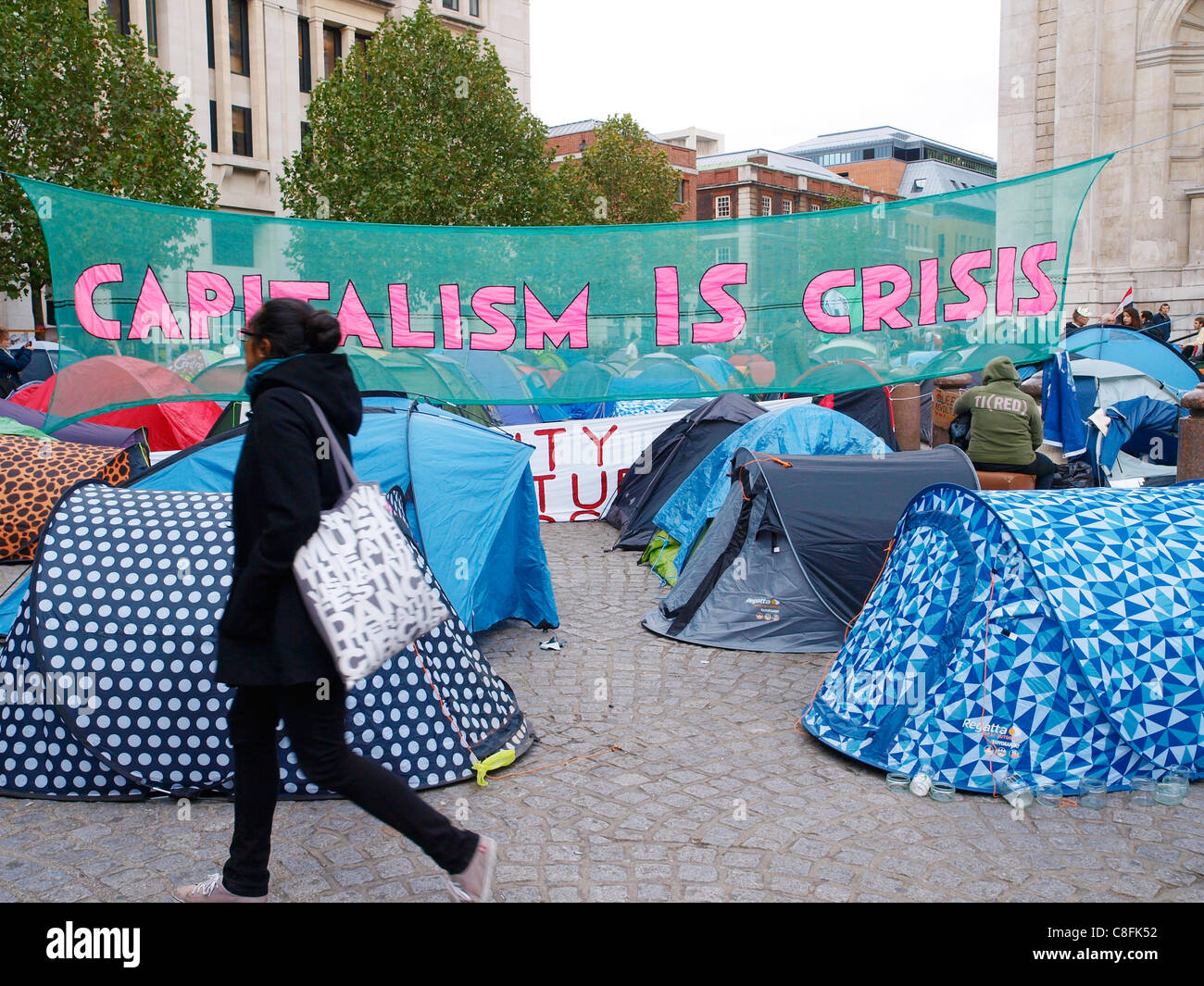 21/ 10/ 2011, London: Protesters continue to occupy St Paul's Church Yard in the Occupy the London Stock Exchange campaign. Stock Photo