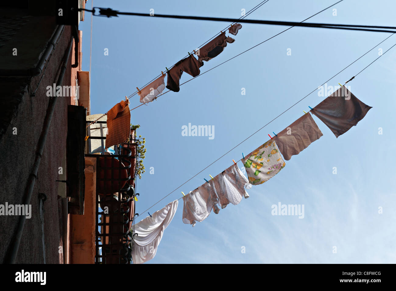 Clothes line between buildings hi-res stock photography and images - Alamy