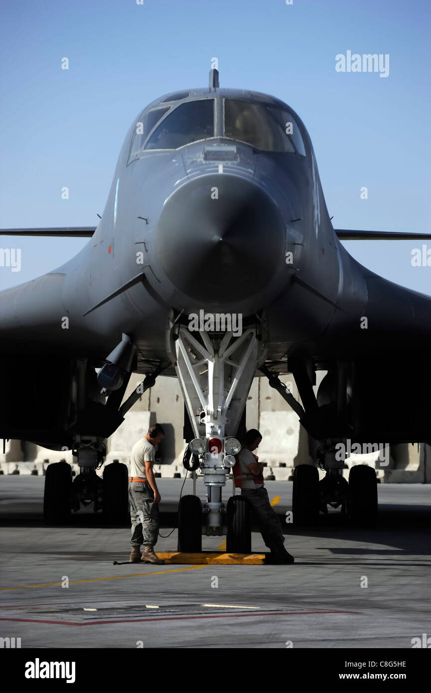 Crew chiefs wait for a B-1B Lancer aircrew to accomplish system checks prior to take off Stock Photo