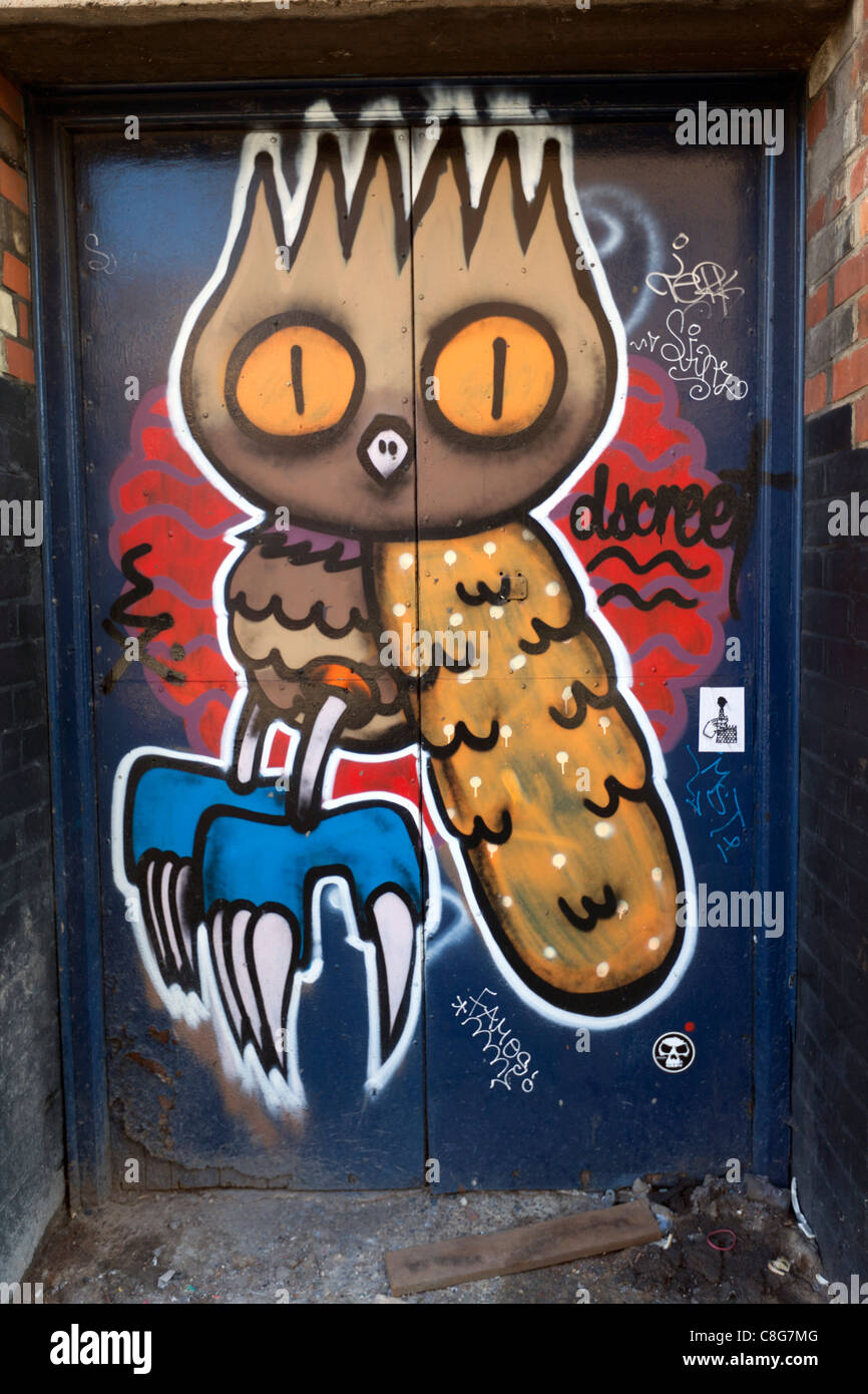 Owl graffiti hi-res stock photography and images - Alamy