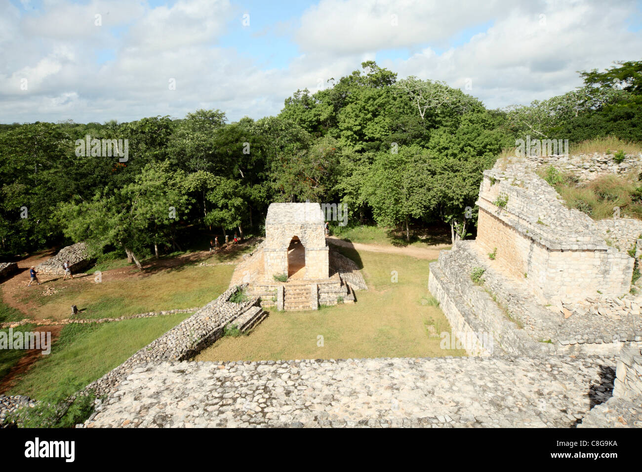 The Entrance Arch in the centre with one of the Twin Pyramids to the right, Mayan ruins, Ek Balam, Yucatan, Mexico Stock Photo