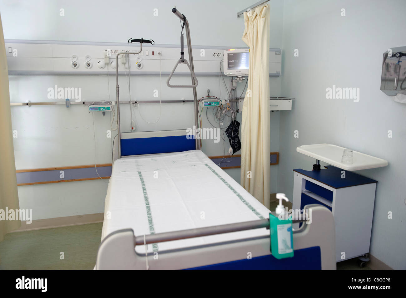 Empty hospital bed Stock Photo - Alamy