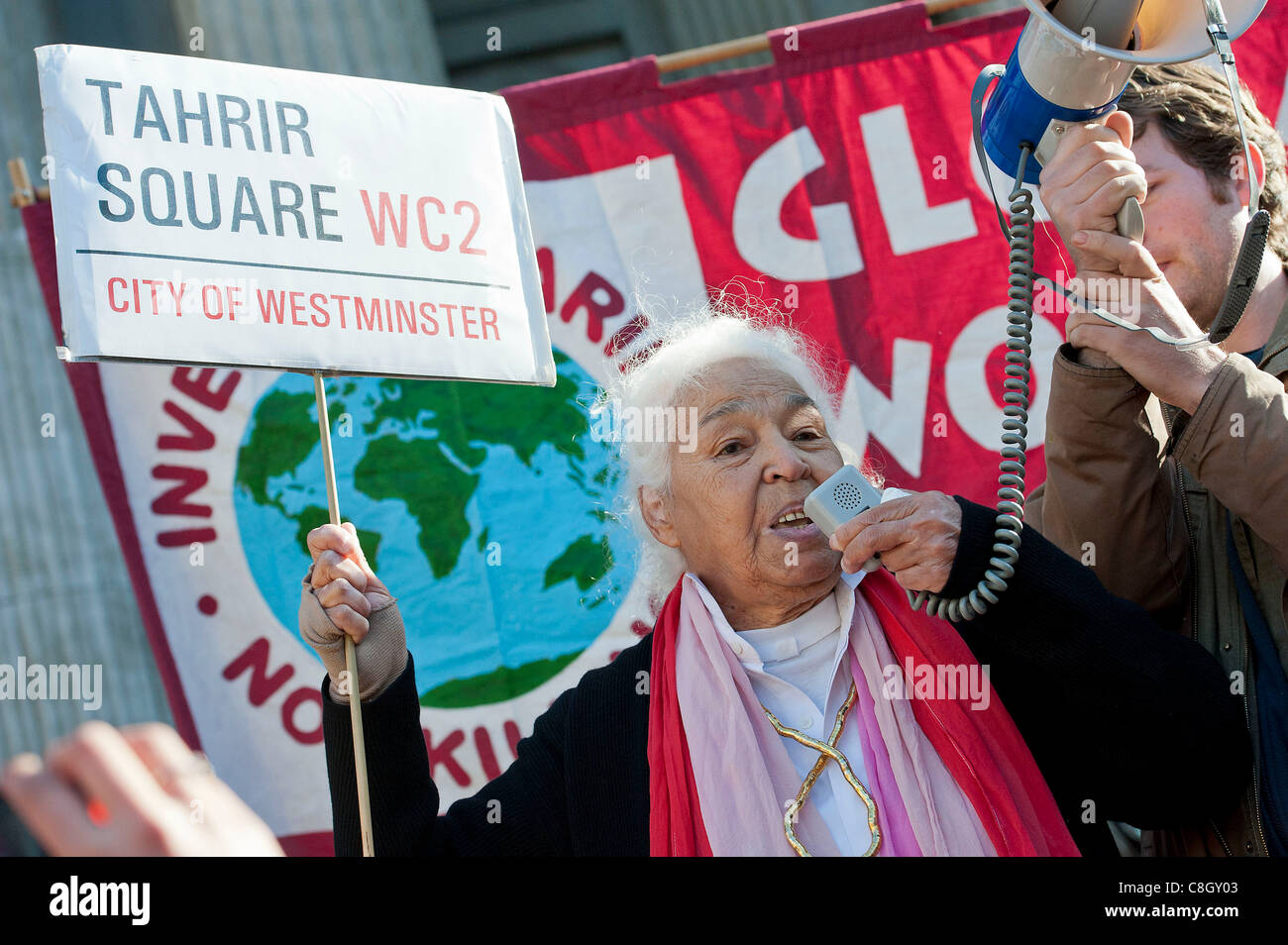 Nawal El Saadawi, an 80 year old feminist writer and veteran of Tahrir Square in Egypt, speaks at the Campsite of Occupy London Stock Photo
