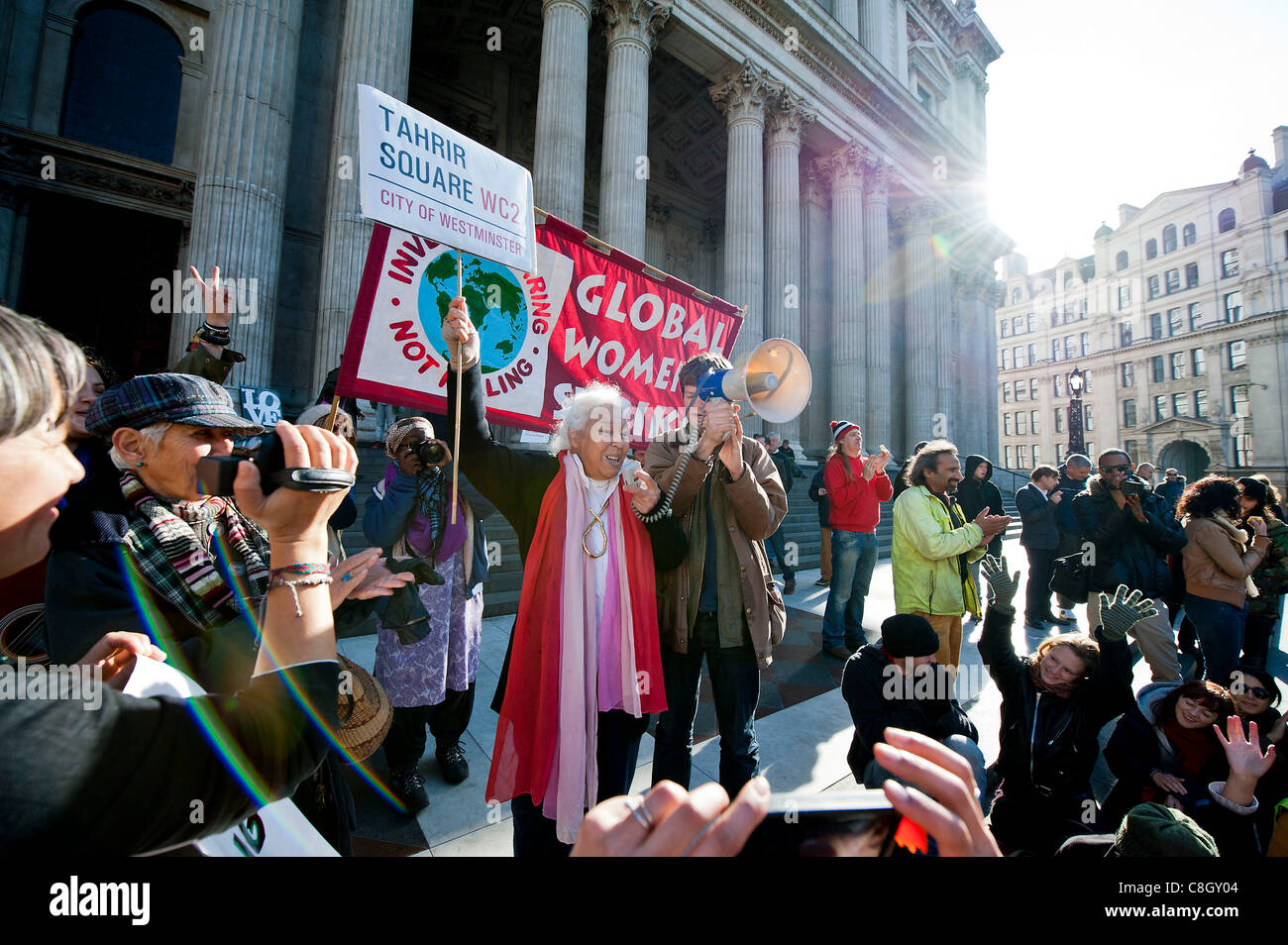 Nawal El Saadawi, an 80 year old feminist writer and veteran of Tahrir Square in Egypt, speaks at the Campsite of Occupy London Stock Photo