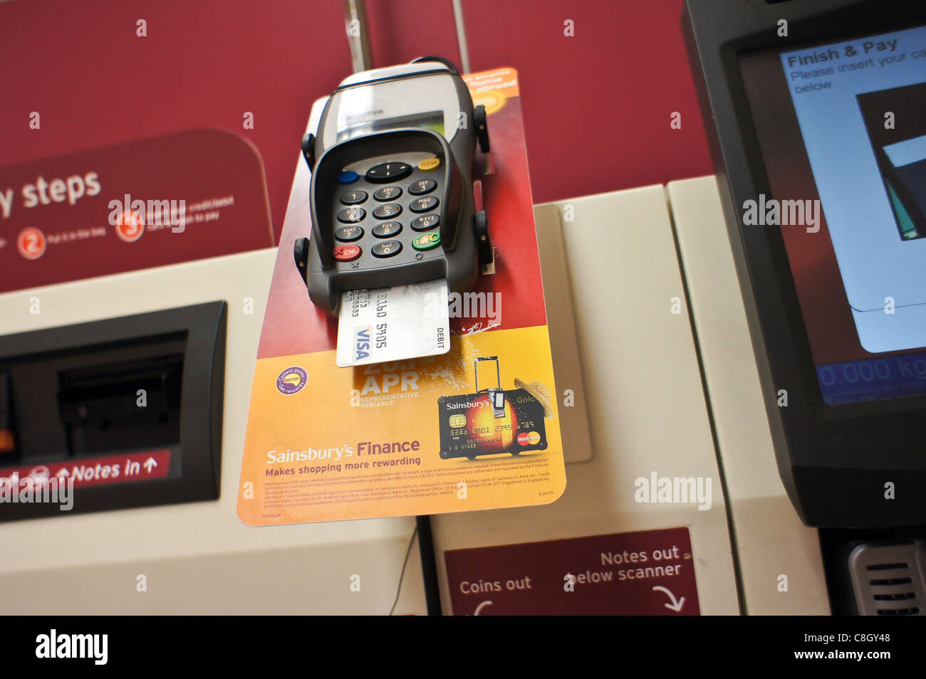 chip and pin device at sainsbury self checkout, UK Stock Photo Alamy