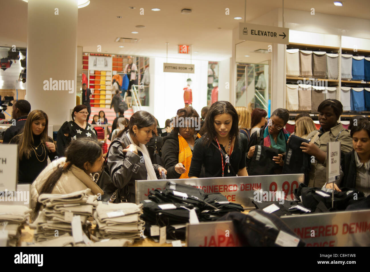 Page 3 - Uniqlo Store High Resolution Stock Photography and Images - Alamy