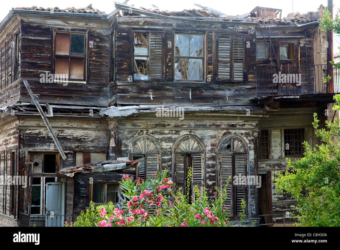 Abandoned wooden house istanbul hi-res stock photography and images - Alamy