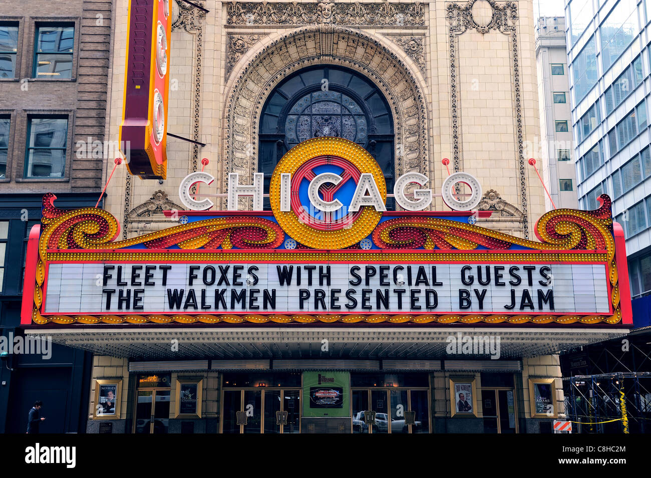 Chicago marquee of the chicago theatre hires stock photography and
