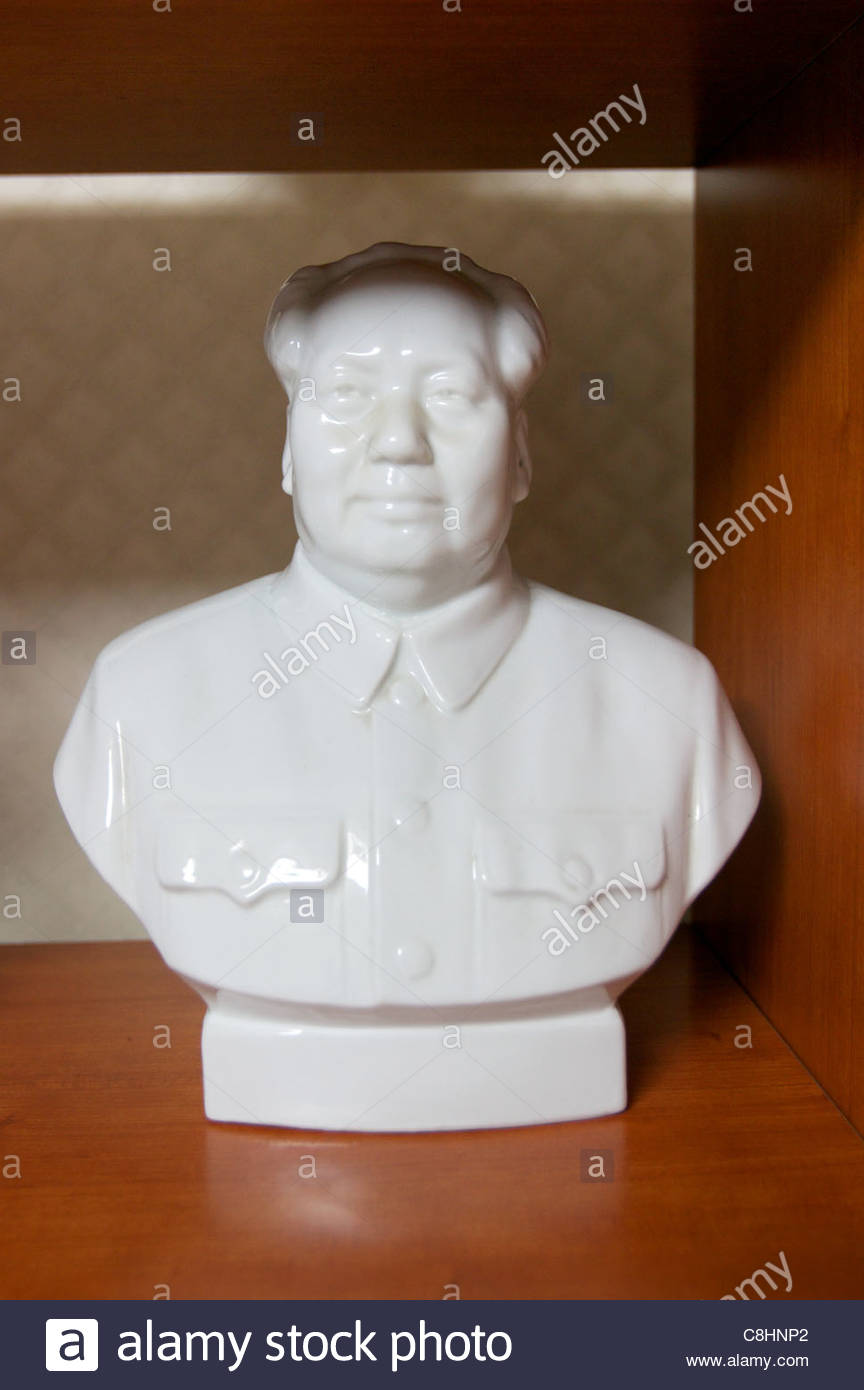 A Bust Of Former Chinese Leader Mao Zedong In A Family Home Stock Photo Alamy