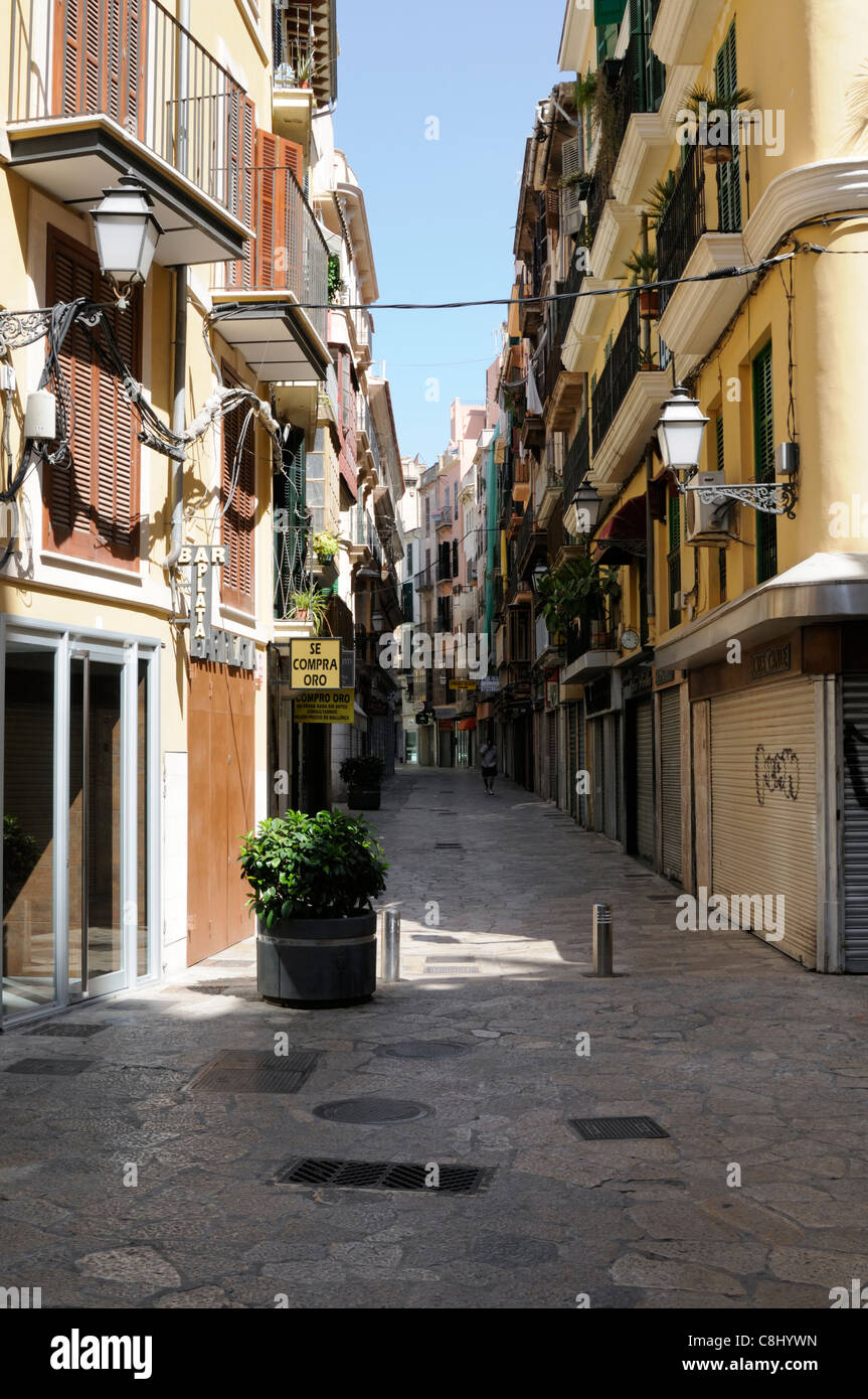 Schmale Straße in der Altstadt von Palma, Mallorca, Spanien. | Narrow road in the old town of Palma, Majorca, Spain. Stock Photo