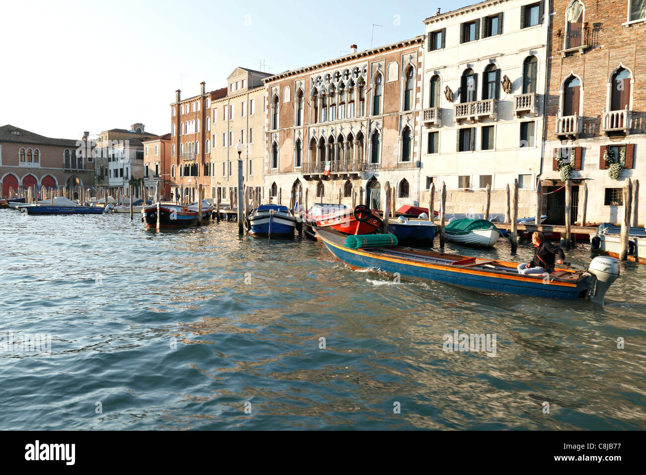 Venedig canal boats hi-res stock photography and images - Alamy