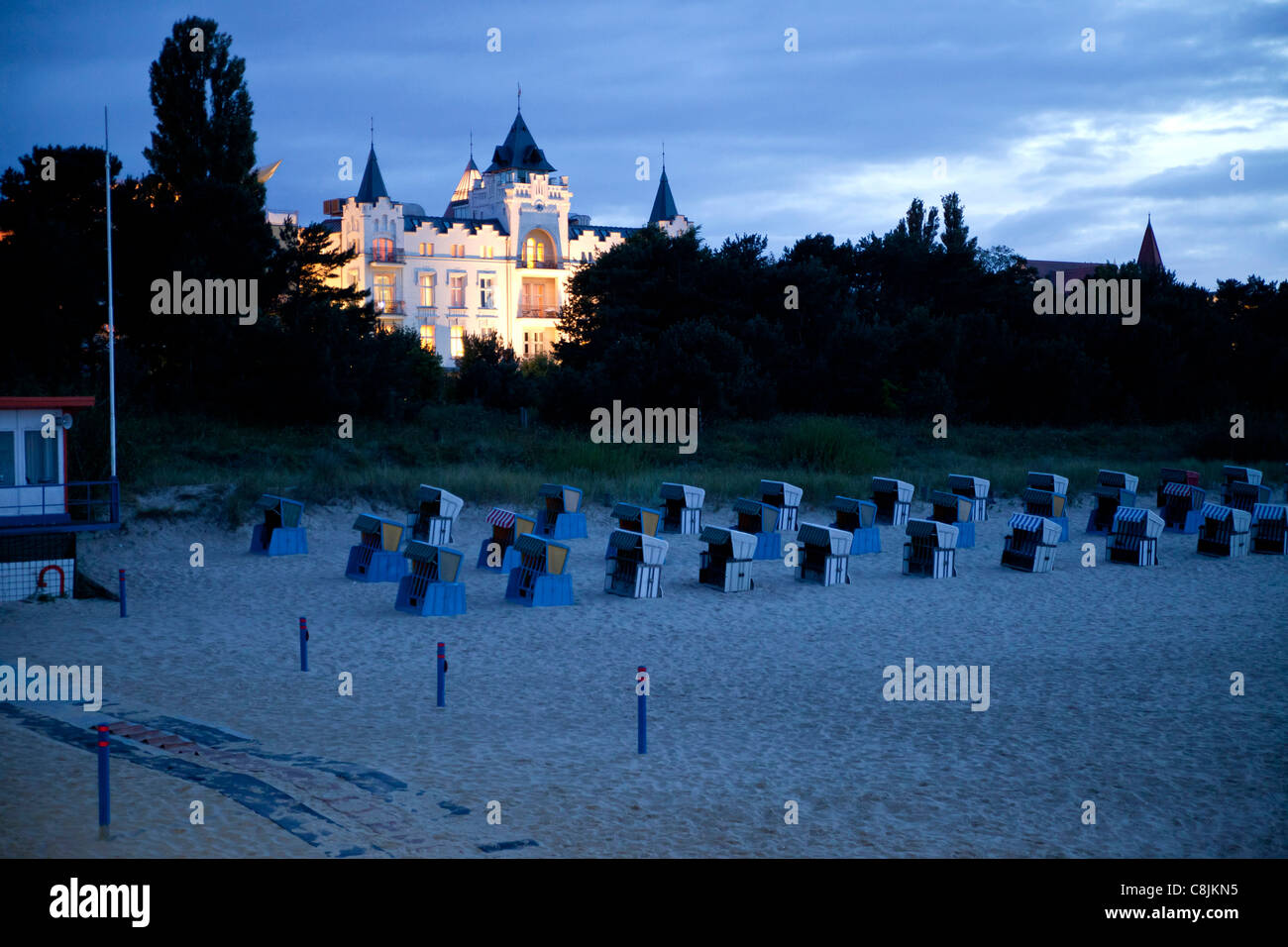 Hotel Zinnowitz Palace and beach chairs "Strandkorb" on the beach in Zinnowitz, Usedom island, Mecklenburg-Vorpommern, Germany Stock Photo