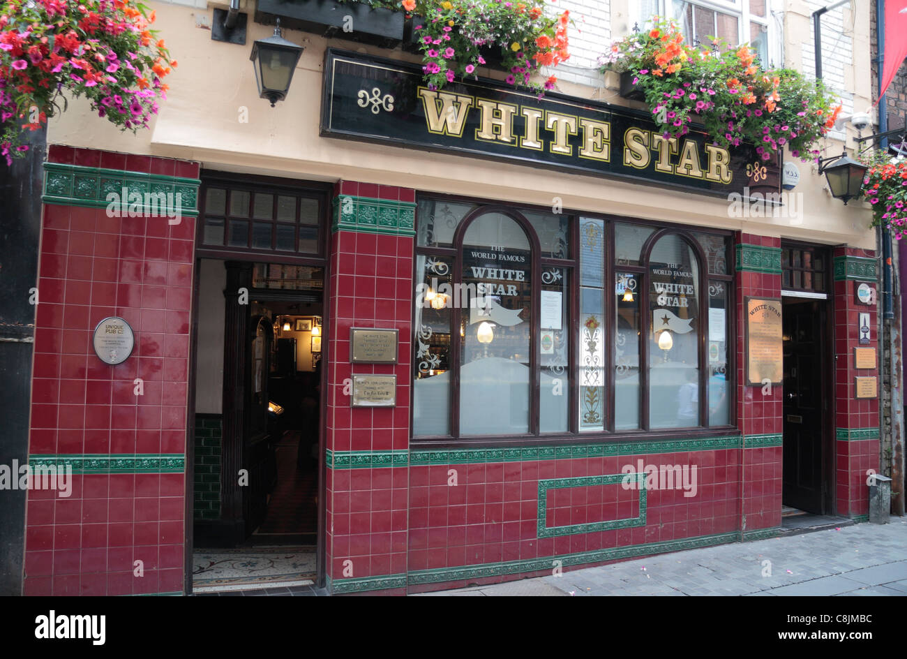 The World Famous White Star traditional ale public house on Rainford Gardens, Liverpool, UK. Stock Photo