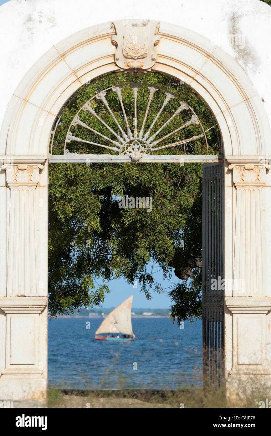 Dhow framed in an old colonial Portuguese doorway on Ilha Mozambique. Stock Photo