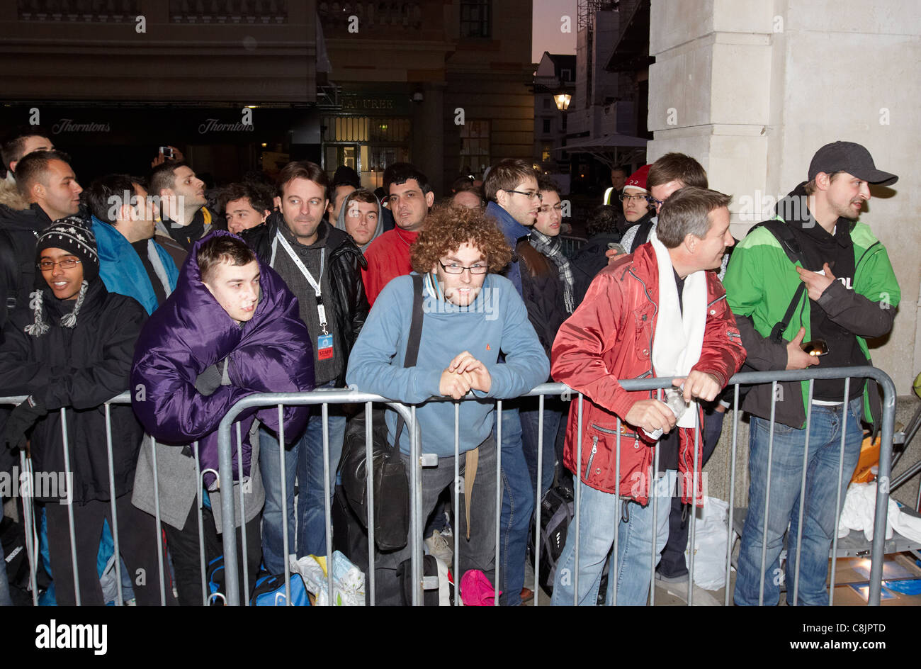 People in the iPhone 4s queue outside the Covent Garden Apple Store in ...