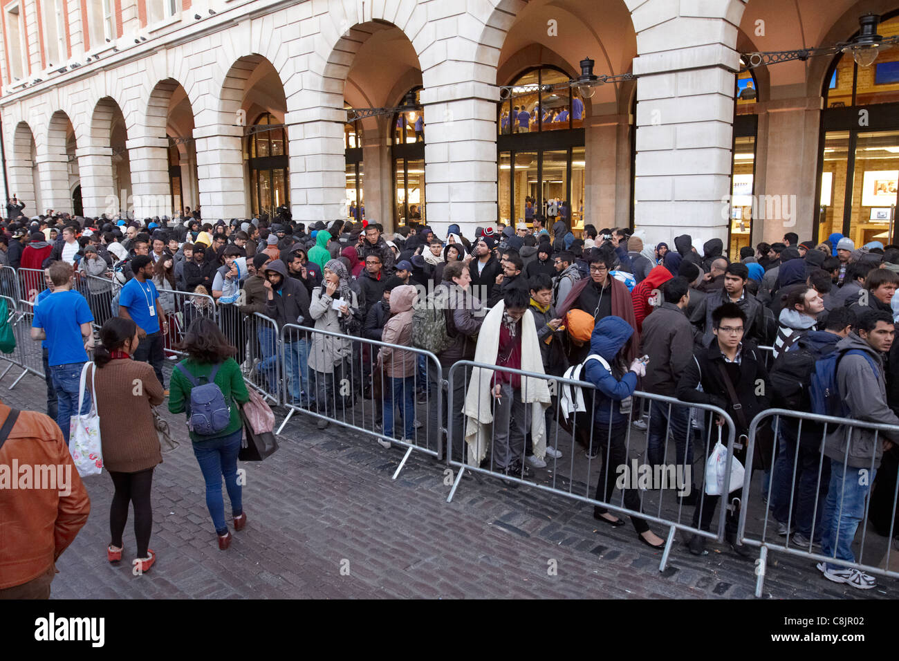 People in the iPhone 4s queue outside the Covent Garden Apple Store ...
