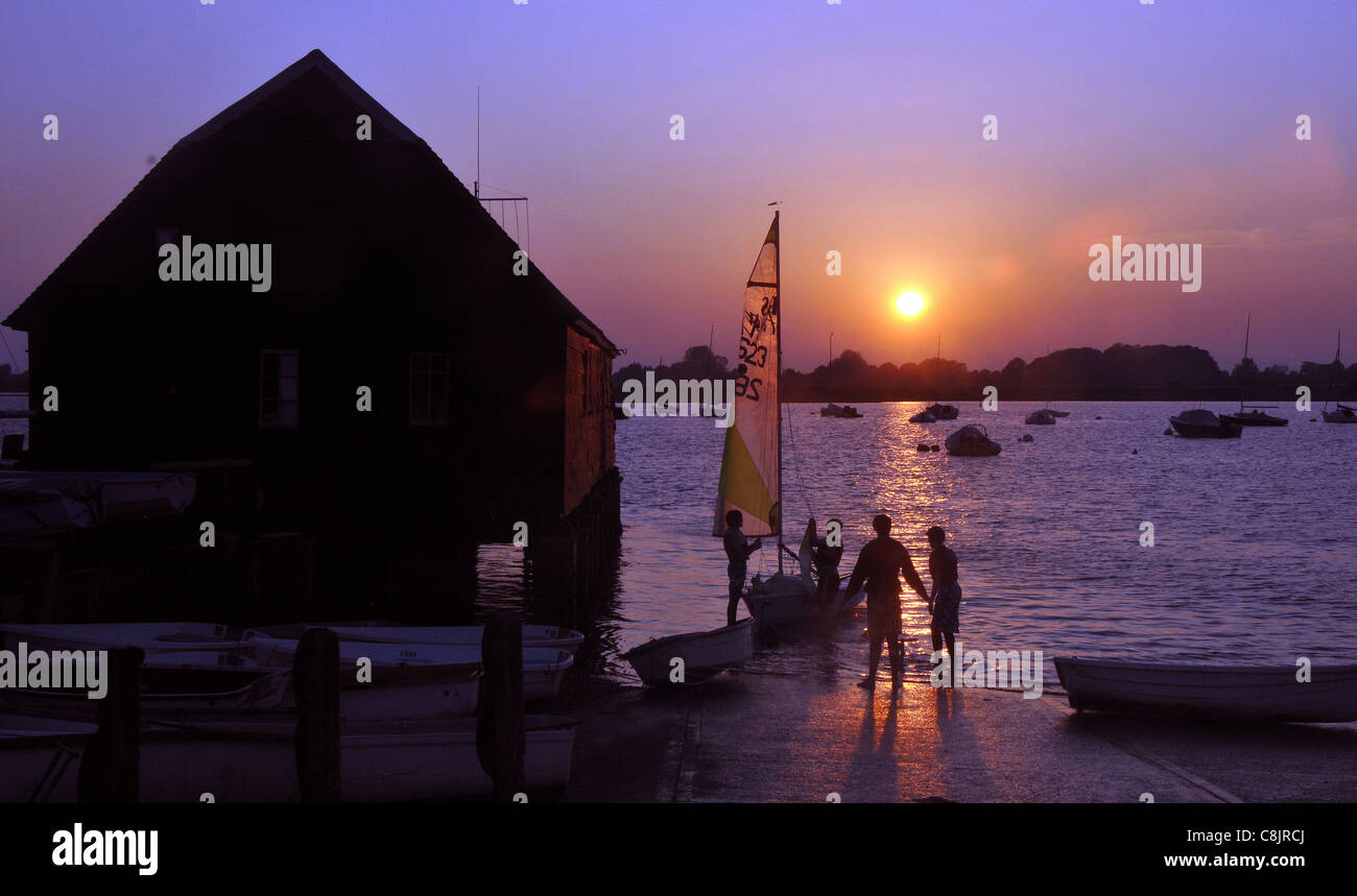 DINGHY SAILORS RETURN TO BOSHAM HARBOUR AT THE END OF A BEAUTIFUL DAY Stock Photo