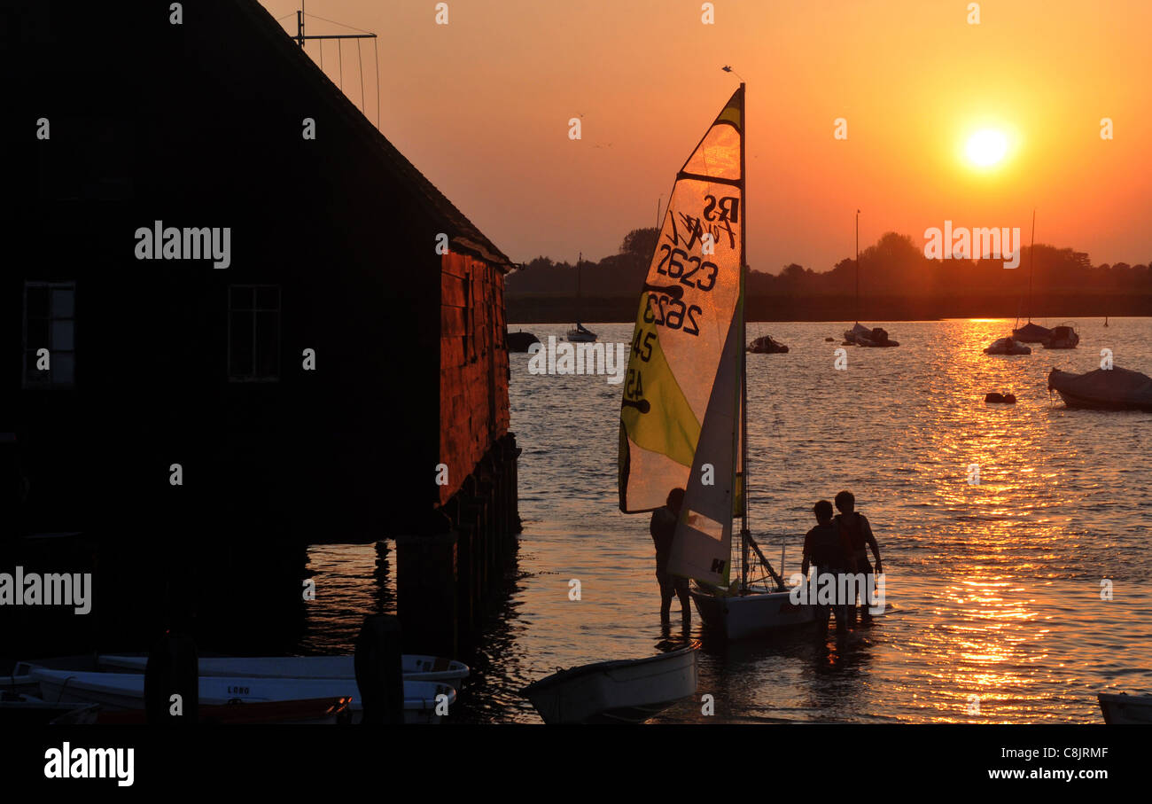 DINGHY SAILORS RETURN TO BOSHAM HARBOUR AT THE END OF A BEAUTIFUL DAY Stock Photo
