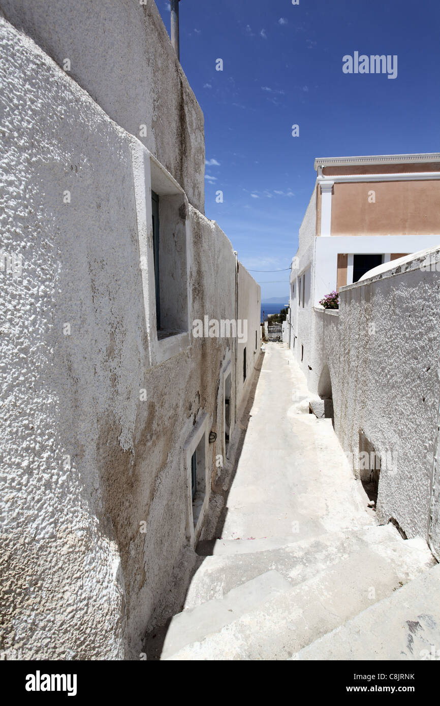 Narrow street of Oia village, Santorini island, Greece Stock Photo