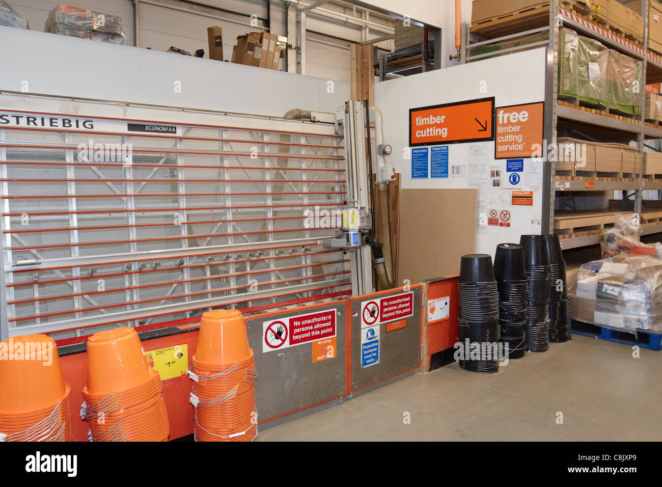 Timber cutting machine in the Aylesbury B&Q store Stock Photo Alamy