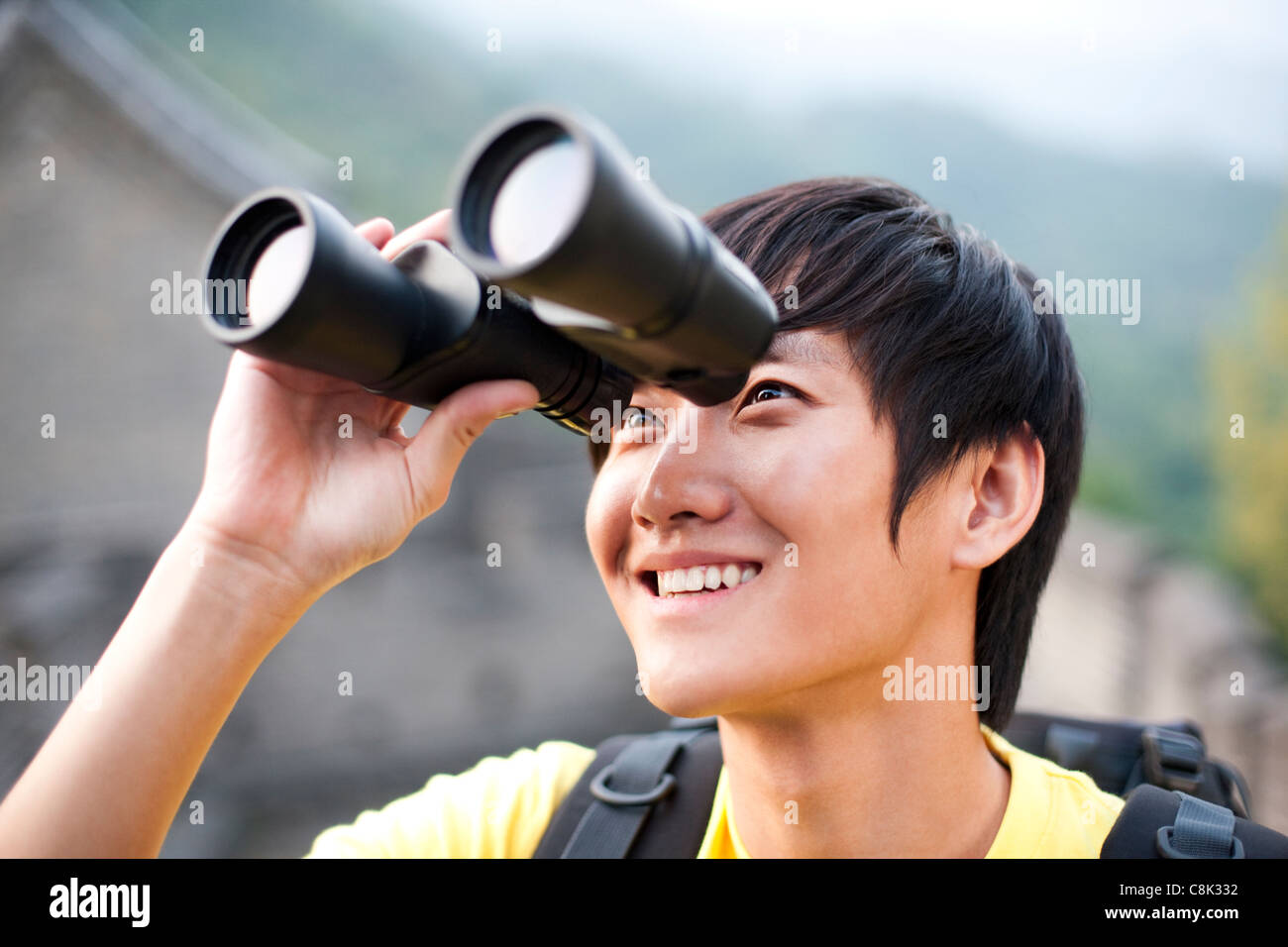 Young people using binoculars on the Great Wall Stock Photo - Alamy